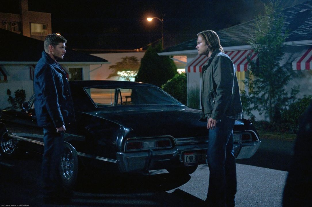 Können Sam (Jared Padalecki, r.) und Dean (Jensen Ackles, l.) ein Rachegespenst aufhalten? - Bildquelle: Warner Bros. Television
