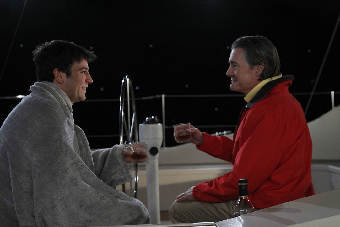 Ein Segeltörn mit ungeahnten Folgen: Ted (Josh Radnor, l.) und Captain (Kyle MacLachlan, r.) ... - Bildquelle: 20th Century Fox International Television