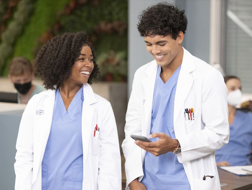 Dr. Simone Griffith (Alexis Floyd, l.); Dr. Lucas Adams (Niko Terho, r.) - Bildquelle: Liliane Lathan © 2022 American Broadcasting Companies, Inc. All rights reserved. / Liliane Lathan