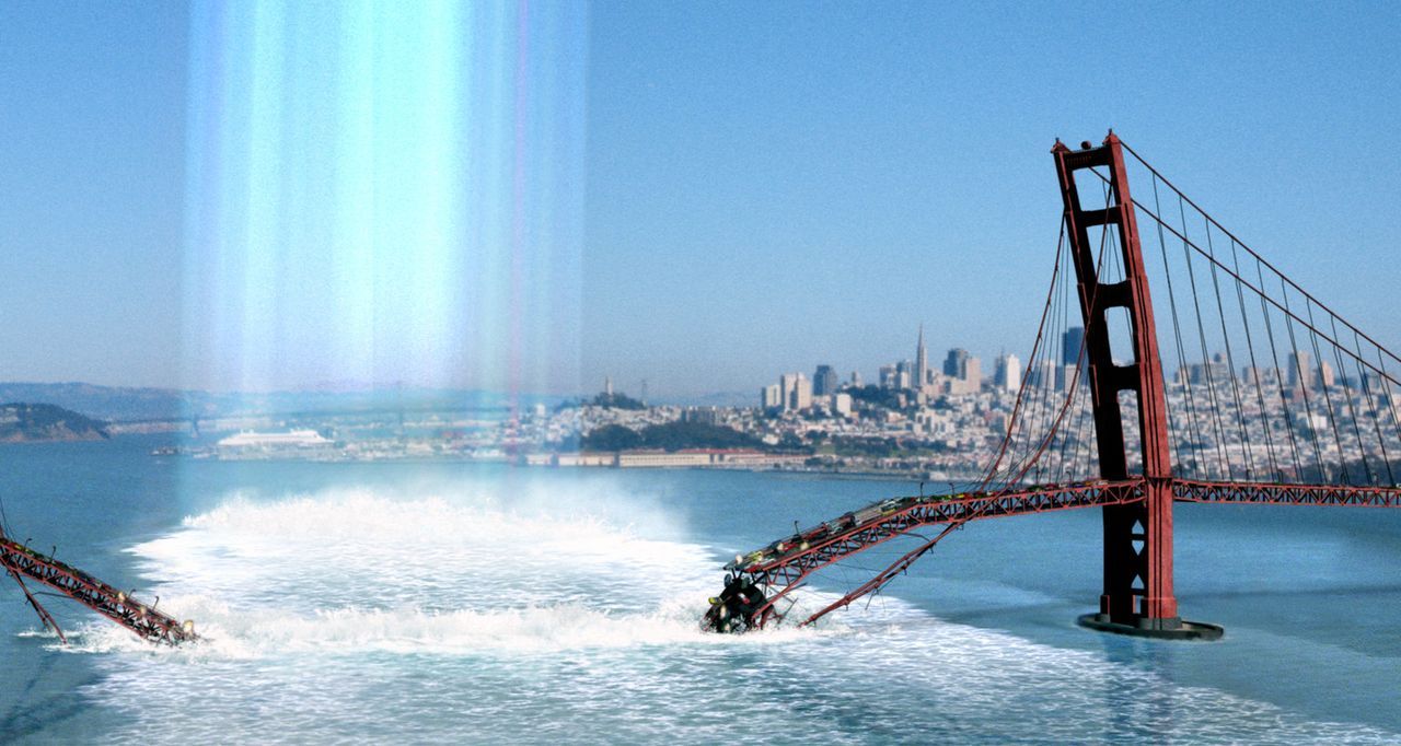 Aus unbekannten Gründen bricht in San Francisco die Golden Gate Brücke in sich zusammen, und hunderte Opfer stürzen in die Tiefe ... - Bildquelle: TM & Copyright   2003 by Paramount Pictures. All Rights Reserved.