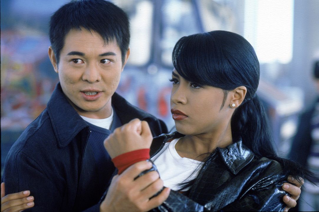 Machen sich auf, einen Familienkrieg zu beenden und einen eiskalten Mörder zu stellen: Han (Jet Li, l.) und Trish (Aaliyah, r.) ... - Bildquelle: Warner Bros. Pictures