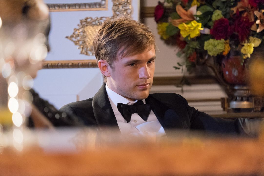 Der jährliche Wohltätigkeitsmaskenball wird zu einer Nacht, die Prinz Liam (William Moseley), Prinzessin Eleanor und Königin Helena nicht so schnell... - Bildquelle: Jim Marks 2014 E! Entertainment Media LLC/Lions Gate Television Inc.