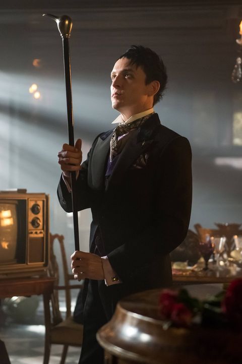 Azrael befindet sich auf freiem Fuß in Gotham City, was das Verlangen von Penguin (Robin Lord Taylor) nach Rache erhöht, als er erfährt, dass dieser... - Bildquelle: Warner Brothers