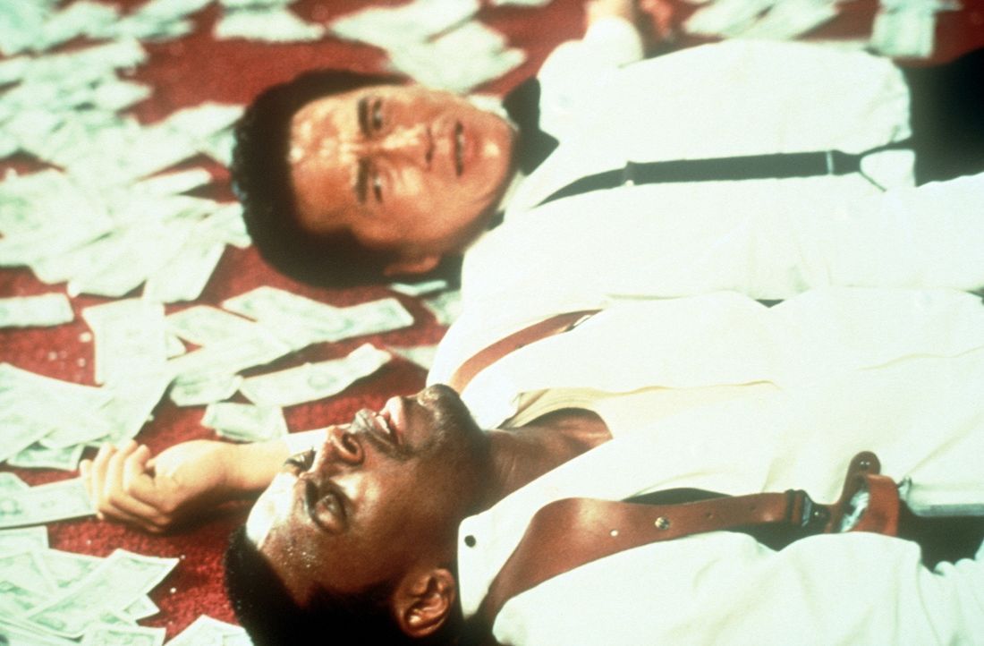 Eigentlich soll James Carter (Chris Tucker, vorne) Inspektor Lee (Jackie Chan, hinten) von den Ermittlungen des FBIs fernhalten. Doch er verfolgt ei... - Bildquelle: New Line Cinema