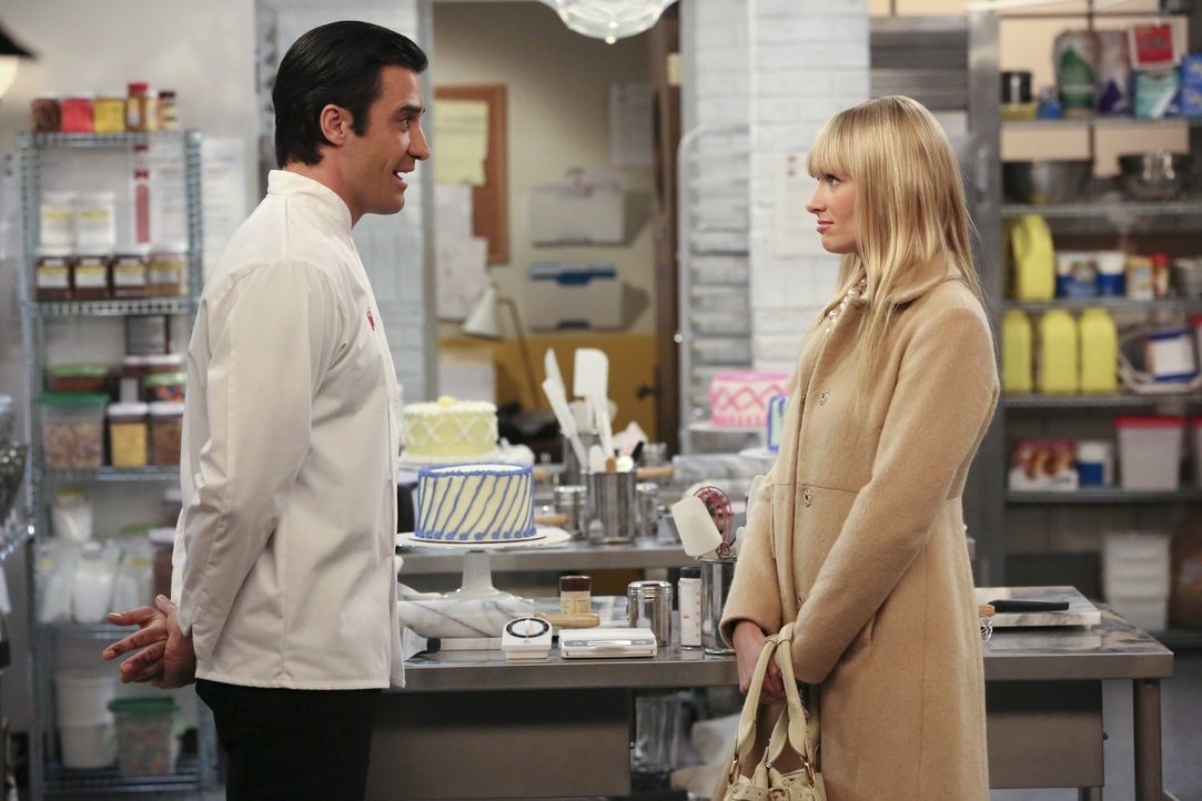 Nicolas (Gilles Marini, l.) lässt immer noch nicht locker: Hartnäckig versucht der heiße, aber verheiratete Franzose Caroline (Beth Behrs, r.) davon... - Bildquelle: Warner Bros. Television