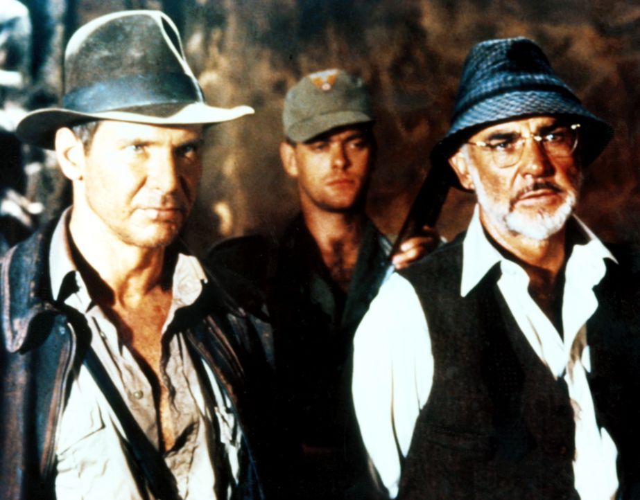 Indiana (Harrison Ford, l.) und sein Vater Henry Jones (Sean Connery, r.) werden von den Nazis gefangen genommen, die den heiligen Gral für den Fü... - Bildquelle: Paramount Pictures