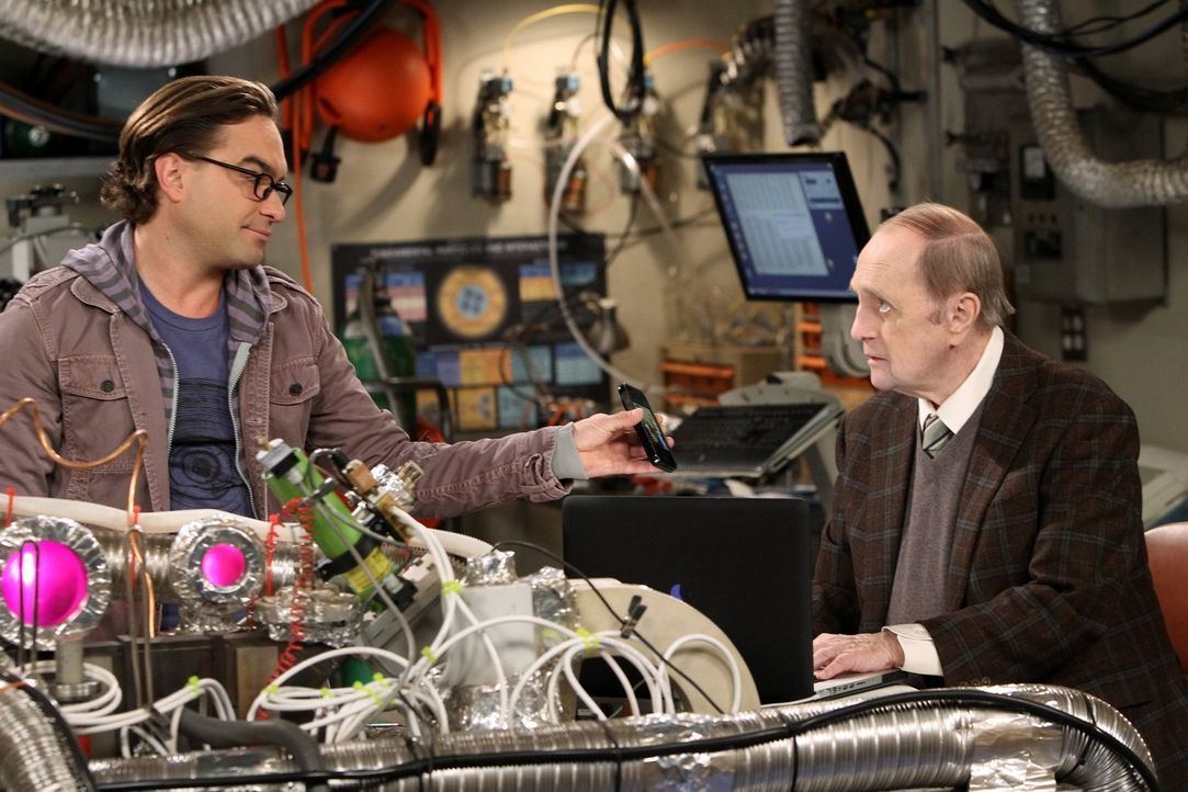 Sheldon ist gekränkt, als Professor Proton (Bob Newhart, r.) einen Ratschlag von Leonard (Johnny Galecki, l.) erbittet anstatt von ihm. Er sinnt auf... - Bildquelle: Warner Bros. Television