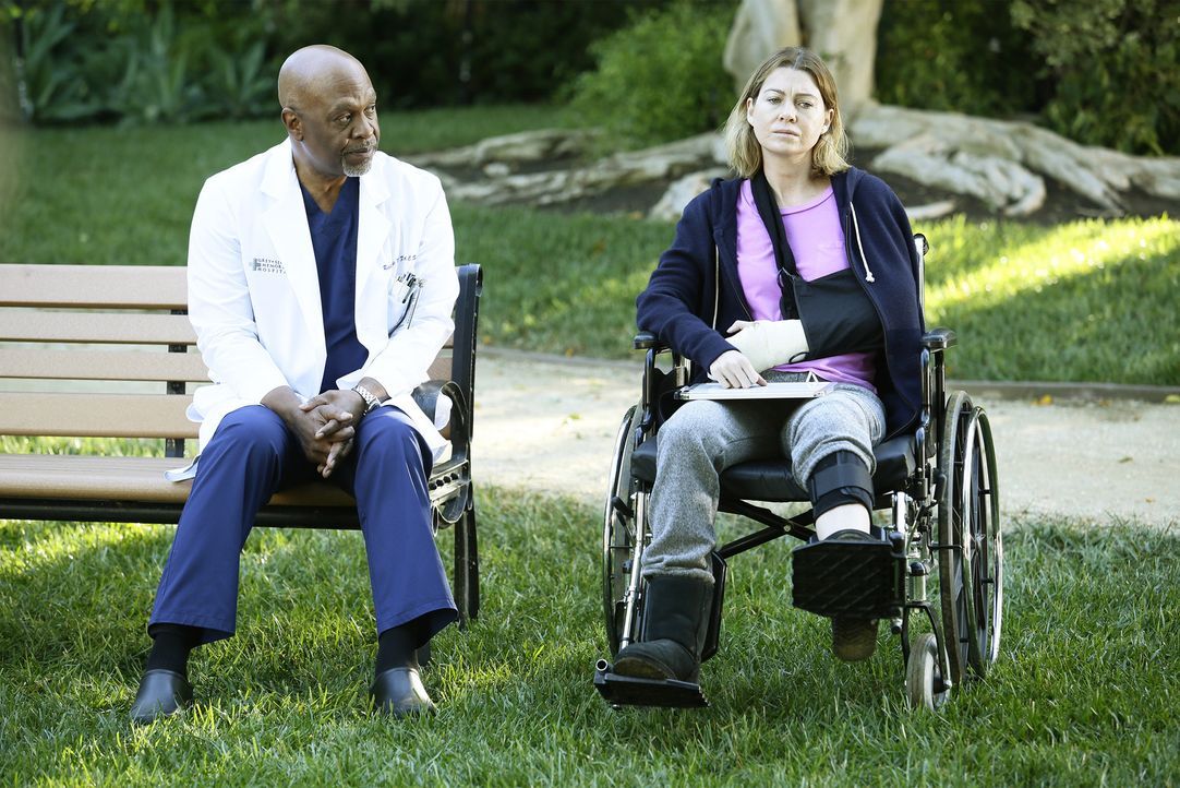 Nachdem Meredith (Ellen Pompeo, r.) brutal von einem Patienten angegriffen wird, ist es Penny, die sie entdeckt. Webber (James Pickens Jr., l.) und... - Bildquelle: Nicole Wilder ABC Studios