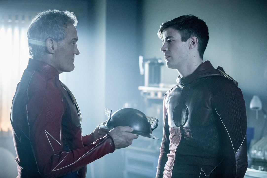 Gelingt es Jay alias Flash (John Wesley Shipp, l.) und Barry alias The Flash (Grant Gustin, r.), Wally aus der Speed Force zu befreien, ohne ein neu... - Bildquelle: 2016 Warner Bros.