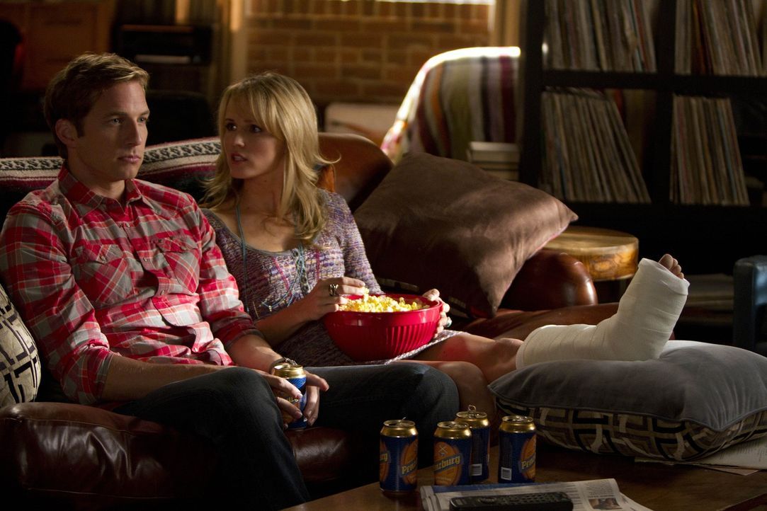 Wollen nicht das Gleiche: Ben (Ryan Hansen, l.) und Mia (Sara Fletcher, r.) ... - Bildquelle: NBC Universal, Inc.