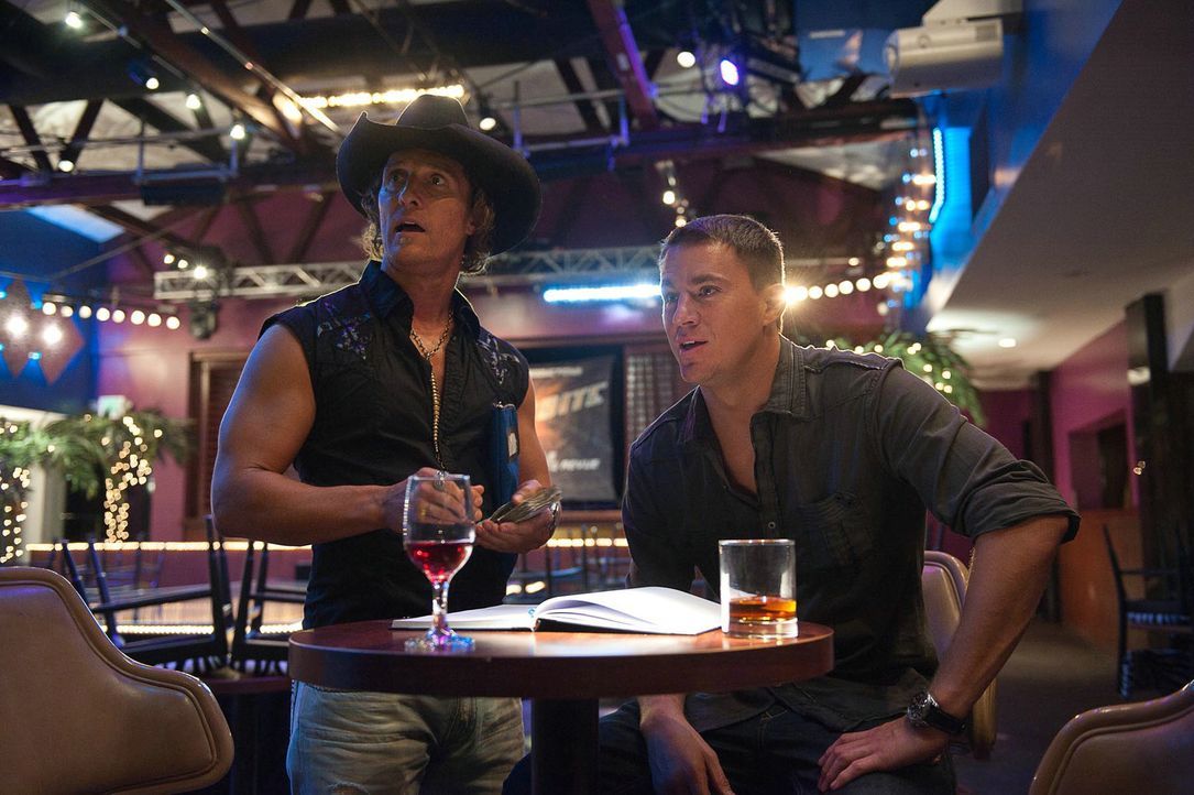 Der ehemalige Tänzer Dallas (Matthew McConaughey, l.) hat sich mit dem Stripclub "Xquisite" einen Traum erfüllt und zu einer exquisiten Anlaufstelle... - Bildquelle: 2012 The Estate of Redmond Barry LLC. All rights reserved