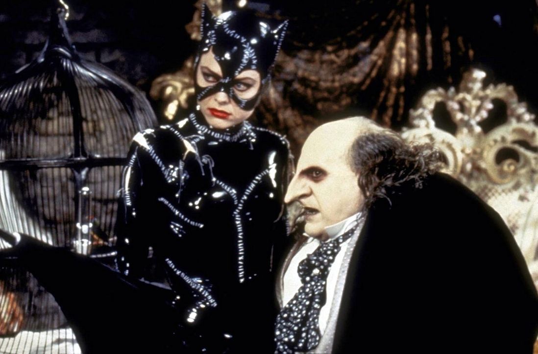 Auch Catwoman (Michelle Pfeiffer, l.) bekämpft die rachsüchtigen und verbrecherischen Pläne des "Pinguin" (Danny De Vito, r.), der mit Hilfe des... - Bildquelle: Warner Bros.