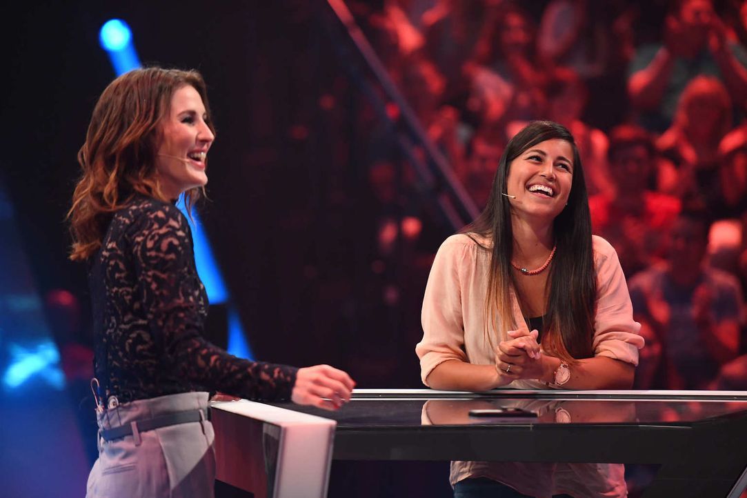 No risk, no fun! Jeannine Michaelsen (l.) und Aurel Mertz führen ihr Kandidatenpaar Saskia (r.) und Tobias bei "Risky Quiz" hinters Licht. Während d... - Bildquelle: Willi Weber ProSieben