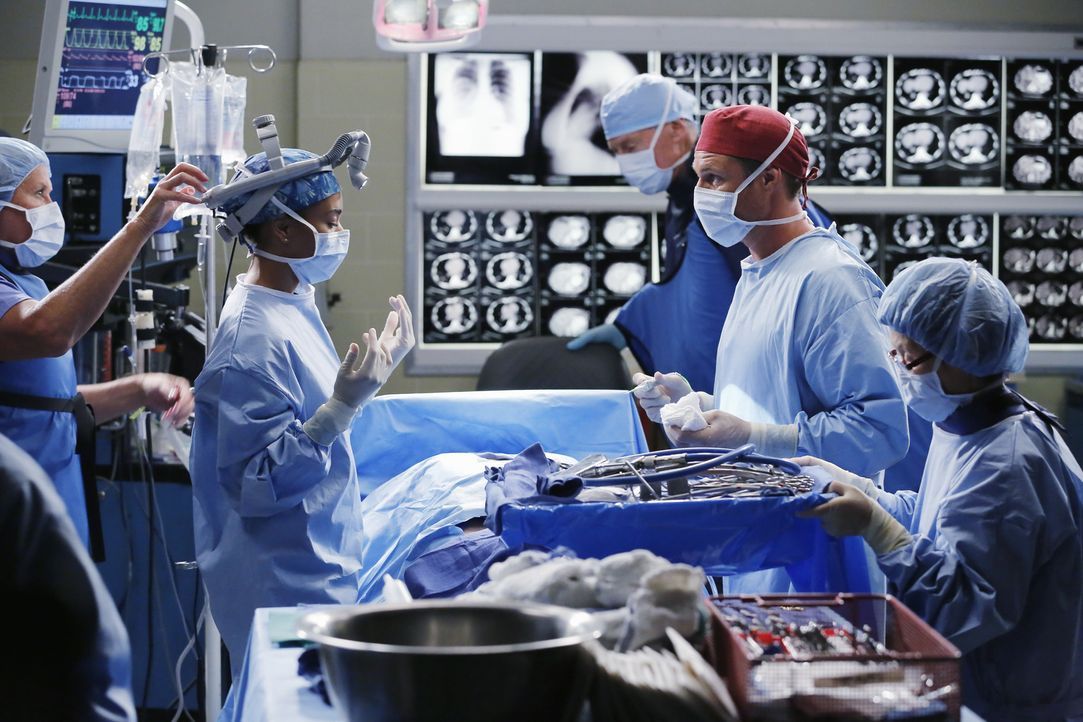Dr. Nathan Riggs (Martin Henderson, 2.v.r.) und Maggie (Kelly McCreary, 2.v.l.) sind sich anfangs nicht einig was die Behandlung einer Patientin bet... - Bildquelle: Vivian Zink ABC Studios