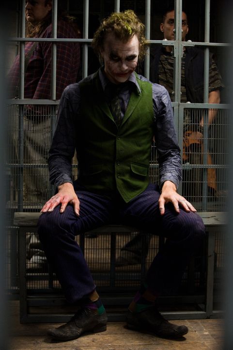 Endlich ist es gelungen, den Joker (Heath Ledger) gefangen zu nehmen. Doch dann erfährt Batman, dass der einfallsreiche Bösewicht Staatsanwalt Den... - Bildquelle: Warner Bros.