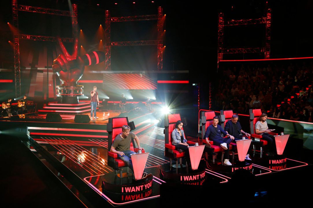 In den Blind Auditions dürfen sich einzigartige Sänger vor den erfolgreichen Musikern Samu Haber (l.), Stefanie Kloß (2.v.l.), Michi Beck (M.), Smud... - Bildquelle: Richard Hübner SAT.1/ProSieben