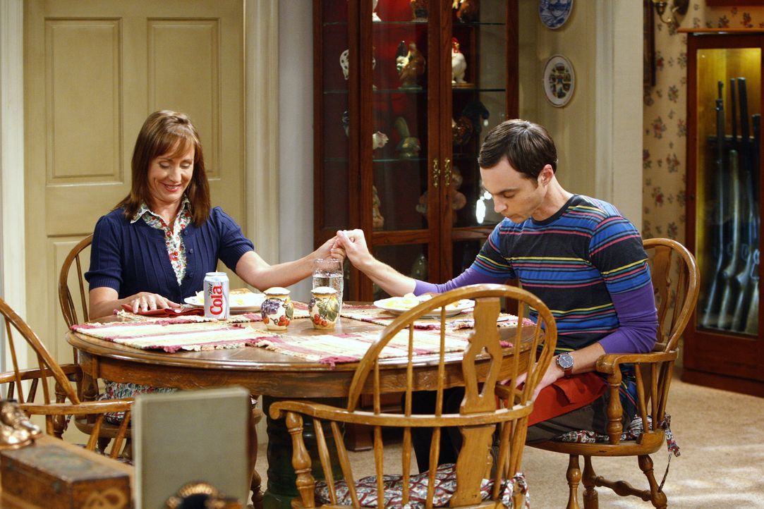 Sheldon (Jim Parsons, r.) kehrt nach L. A. zurück, aber nur, weil er die religiösen, unwissenschaftlichen Ansichten seiner Mutter (Laurie Metcalf,... - Bildquelle: Warner Bros. Television