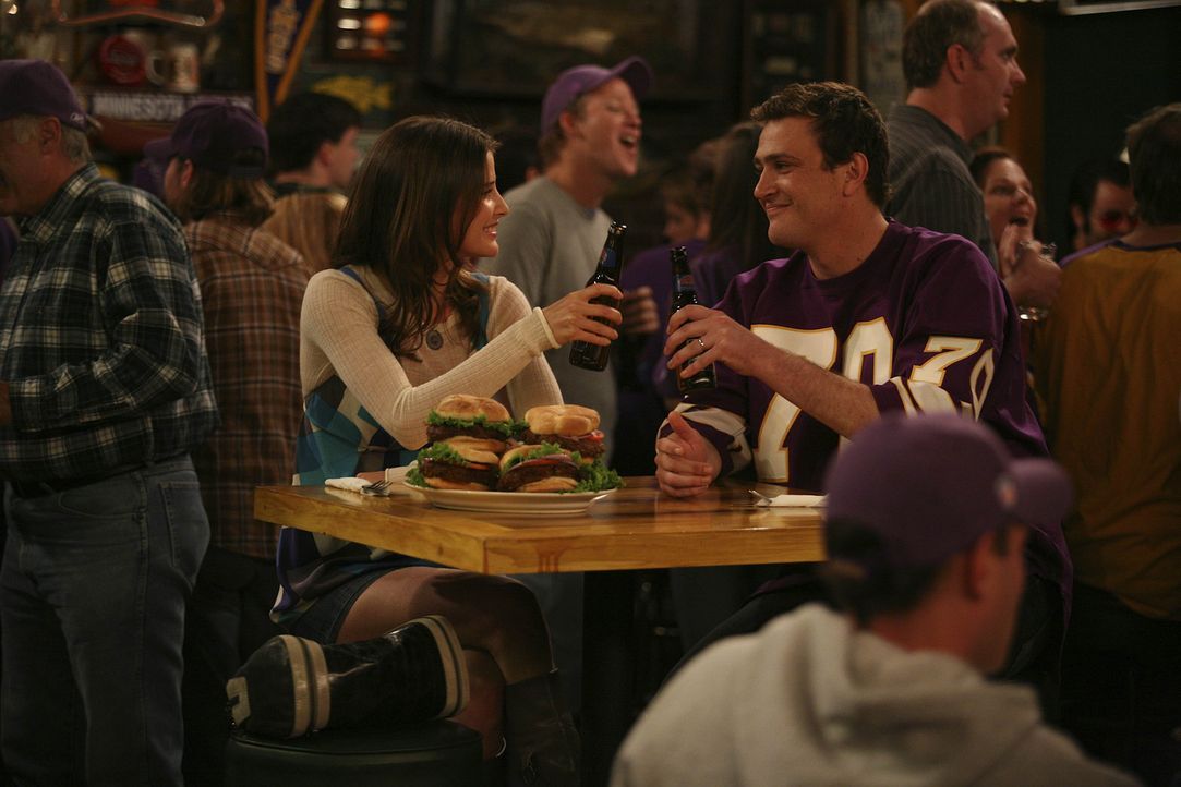 Robin (Cobie Smulders, l.) und Marshall (Jason Segel, r.) verbünden sich, nachdem Marshall ihr eine Bar im Minnesota-Stil gezeigt hat. Doch wird da... - Bildquelle: 20th Century Fox International Television