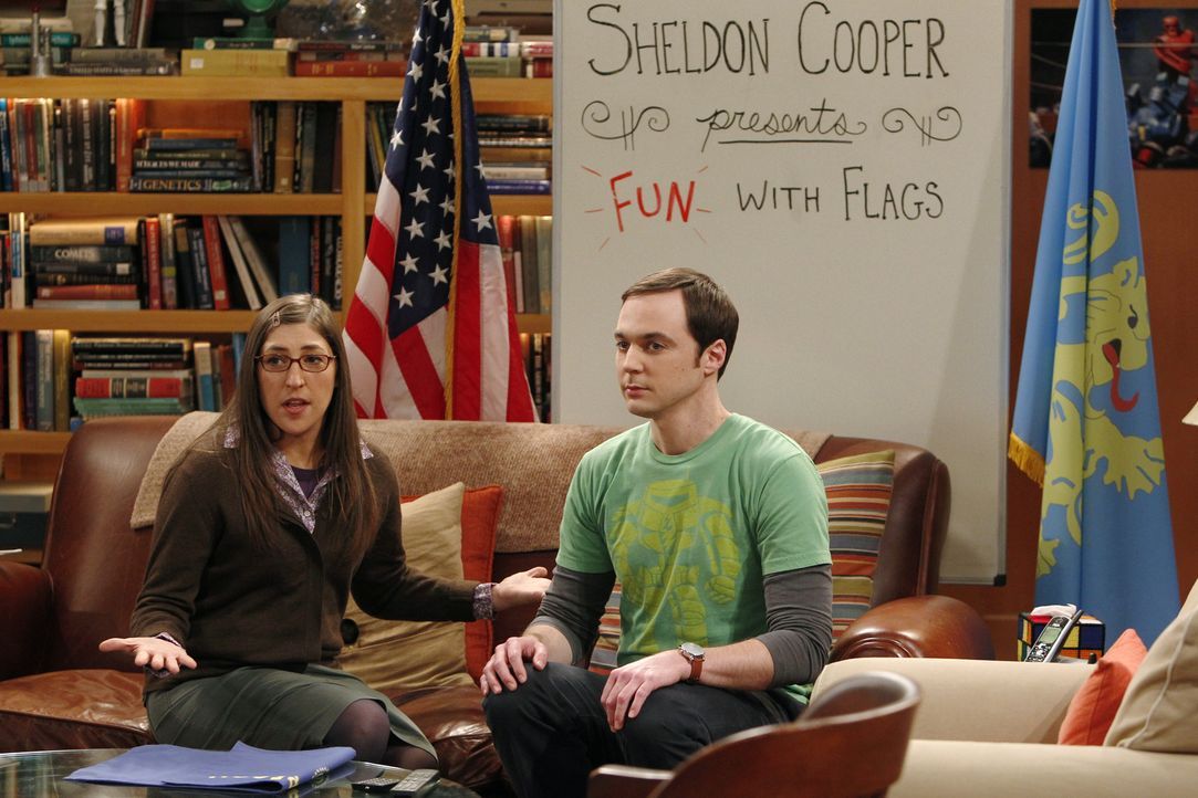 Sheldon (Jim Parsons, r.) möchte mit Amys (Mayim Bialik, l.) Hilfe sein Wissen über Flaggen per Video-Podcast in die Welt verbreiten. Dabei will er... - Bildquelle: Warner Bros. Television