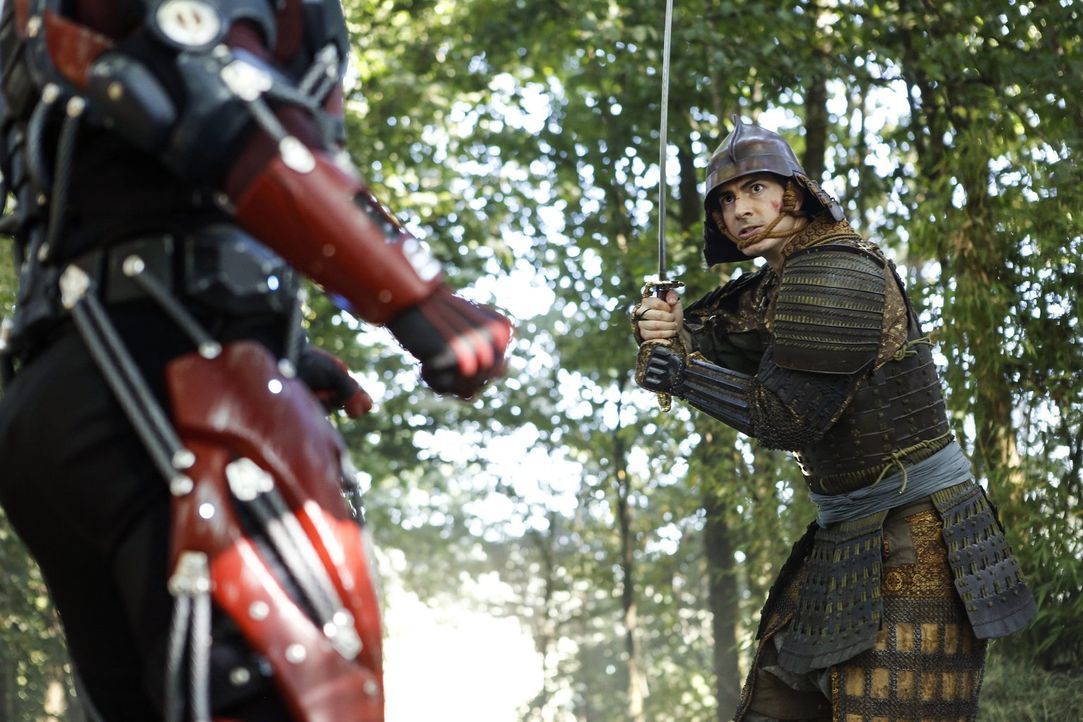 Während Ray (Brandon Routh) ausgerechnet im mittelalterlichen Japan seinen Anzug an die Samurai verliert, finden Martin und Jefferson auf dem Schiff... - Bildquelle: Warner Brothers