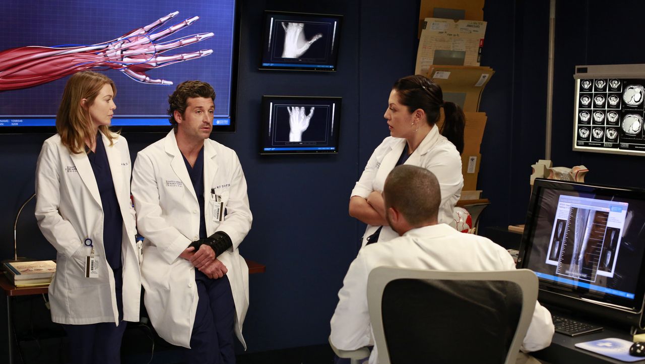 Während Callie (Sara Ramirez, r.) und Jackson (Jesse Williams, vorne) versuchen Derek (Patrick Dempsey, 2.v.l.) zu einer riskanten Operation zu üb... - Bildquelle: ABC Studios