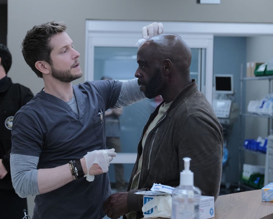 Dr. Conrad Hawkins (Matt Czuchry, l.); Al Raines (Alimi Ballard, r.) - Bildquelle: Guy D'Alema 2019-2020 Twentieth Century Fox Film Corporation.  All rights reserved. / Guy D'Alema