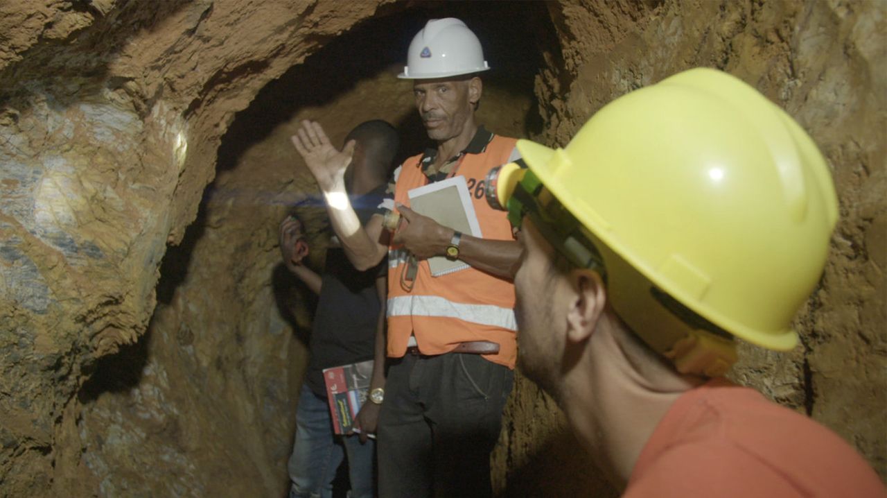 Moderne Sklaverei? Im Kongo ist das oft traurige Realität. In Minen leiden Menschen beim Gewinn von Rohstoffen. "Uncovered"-Reporter Thilo Mischke (... - Bildquelle: ProSieben