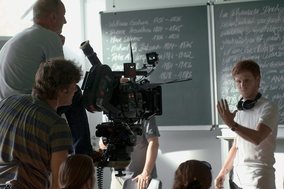Regisseur Dennis Gansel, r. bei den Dreharbeiten zu "Die Welle" - Bildquelle: Constantin Film