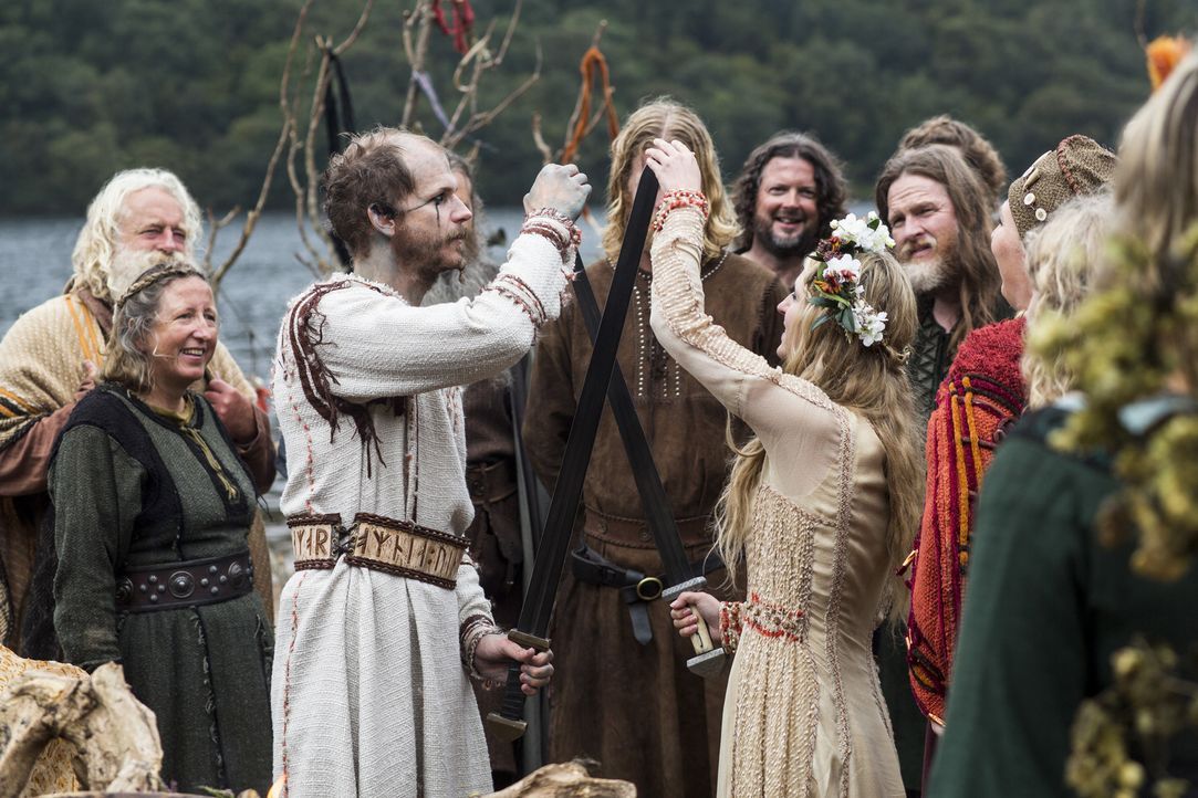 Feiern ihr Liebesglück mit einer traditionellen Wikingerhochzeit: Floki (Gustaf Skarsgard, vorne l.) und Helga (Maude Hirst, vorne r.) ... - Bildquelle: 2014 TM TELEVISION PRODUCTIONS LIMITED/T5 VIKINGS PRODUCTIONS INC. ALL RIGHTS RESERVED.