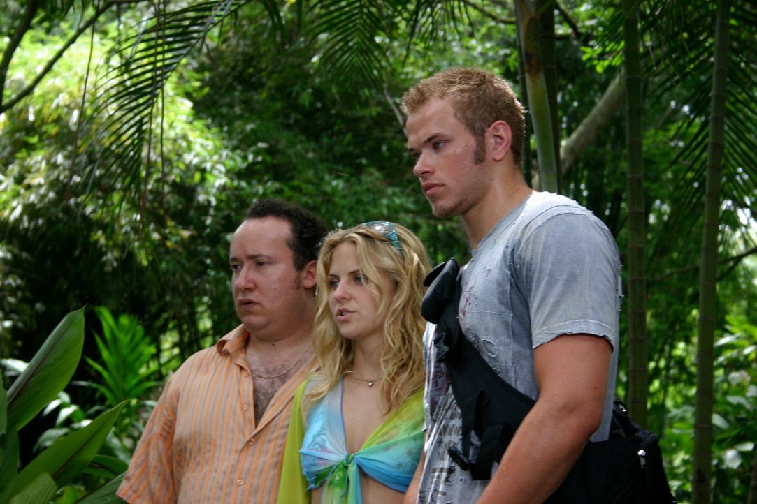Noch ahnen Jake (Kellan Lutz, r.), Lauren (Nikki Griffin, M.) und Ira (Marc Bacher, l.) nicht, dass auf der Insel eine längst vergessene Spezies leb... - Bildquelle: Voltage Pictures