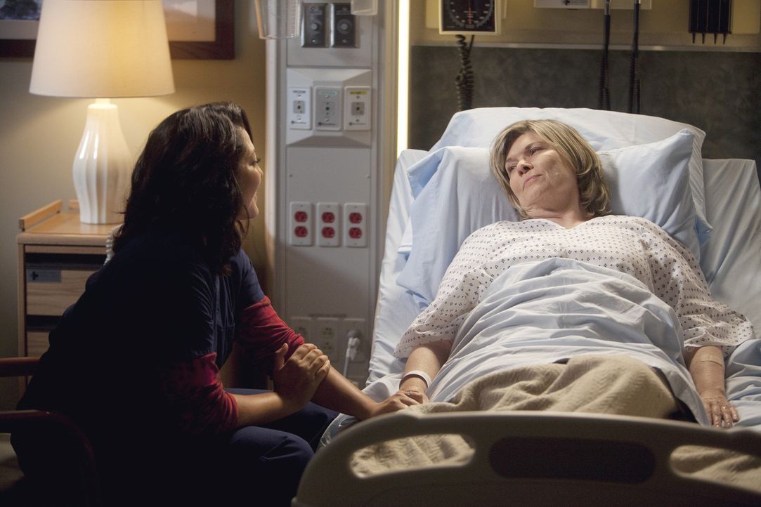 Georges Mutter, Mrs. O'Malley (Debra Monk, r.), kommt zu einer Untersuchung im Krankenhaus, was bei Callie (Sara Ramirez, l.) und ihren Kollegen tra... - Bildquelle: ABC Studios