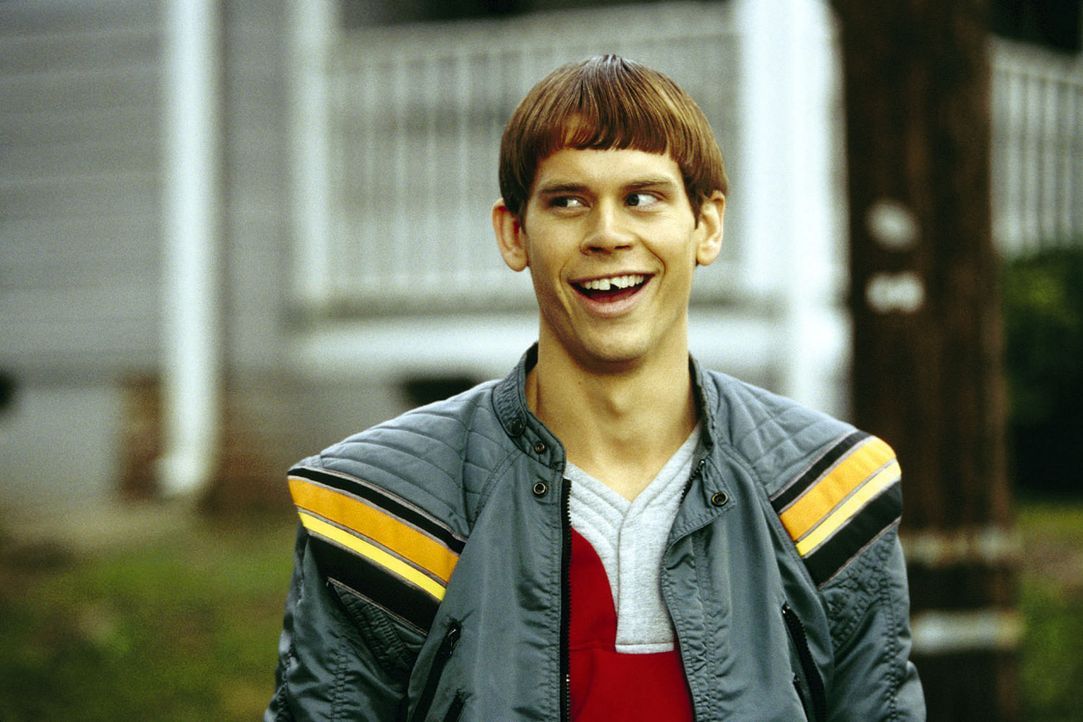 Als Lloyd (Eric Christian Olsen) den neuen Mitschüler kennen lernt, ahnt er sogleich, dass das ein Freund fürs Leben sein wird ... - Bildquelle: Warner Bros.