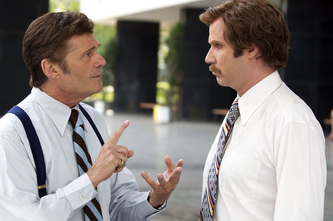 Unermüdlich muss Produzent Ed Harken (Fred Willard, l.), der Rons (Will Ferrell, r.) Ego streicheln, weil der Macho gute Quoten bringt. Bis zu dem... - Bildquelle: Frank Masi DreamWorks