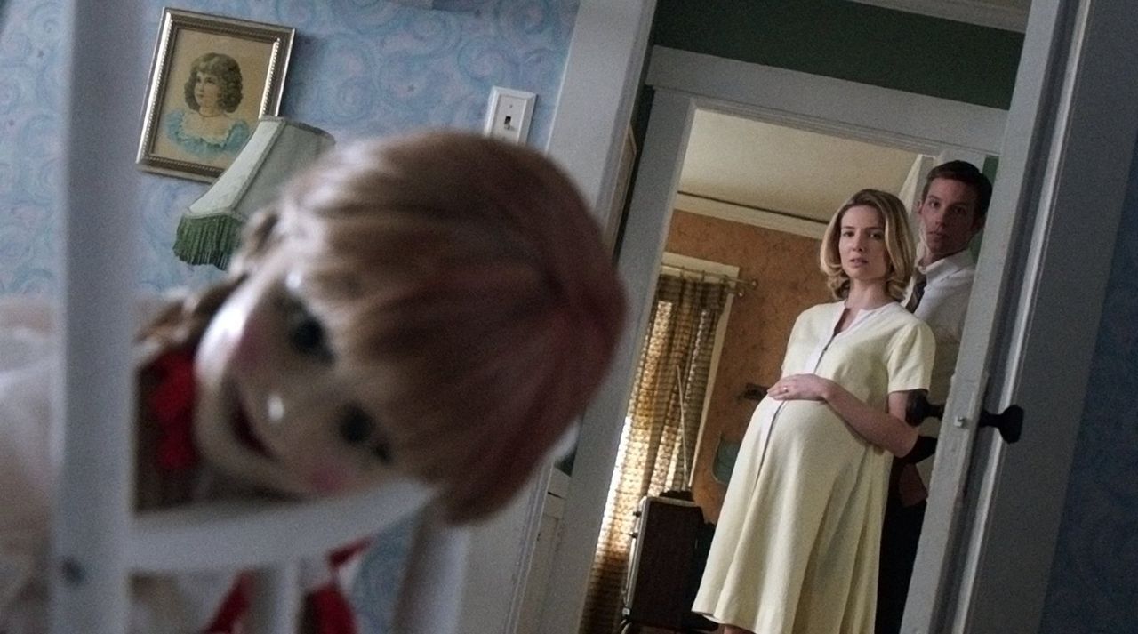 Egal was John (Ward Horton, r.) und Mia (Annabelle Wallis, l.) auch probieren, sie werden die Horrorpuppe Annabelle nicht los. In dieser steckt ein... - Bildquelle: 2014 Warner Brothers