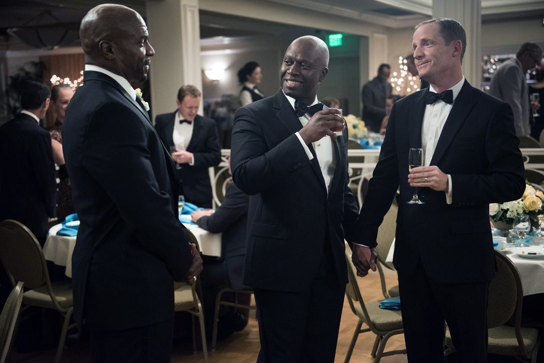 (v.l.n.r.) Terry Jeffords (Terry Crews); Captain Ray Holt (Andre Braugher); Kevin Cozner (Marc Evan Jackson) - Bildquelle: Eddy Chen 2014 UNIVERSAL TELEVISION LLC. All rights reserved / Eddy Chen