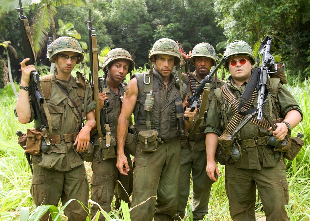 Für den Vietnamepos "Tropic Thunder" hat sich Actionstar Tugg Speedman (Ben Stiller, M.) seine quotenträchtigsten Kollegen ins Boot geholt: Jüngling... - Bildquelle: 2008 DreamWorks LLC. All Rights Reserved.