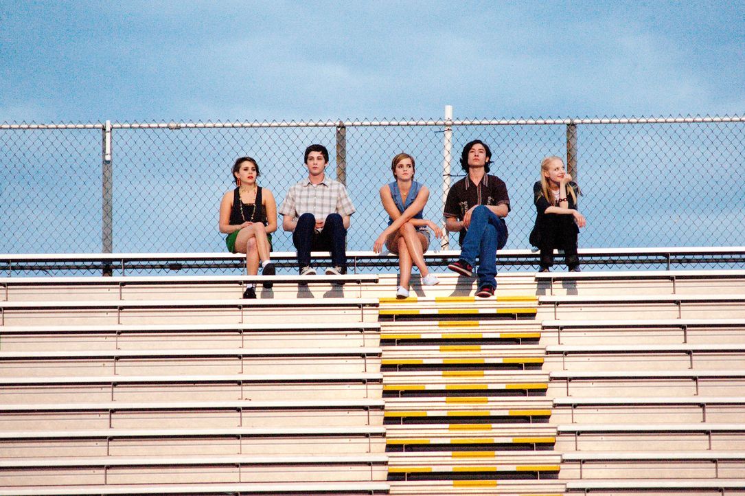Der introvertierte Teenager Charlie (Logan Lerman, 2.v.l.) findet als Neuling an der Highschool in einer Clique von Außenseitern (v.l.n.r.: Mae Whit... - Bildquelle: John Bramley 2011 Summit Entertainment, LLC.  All rights reserved.