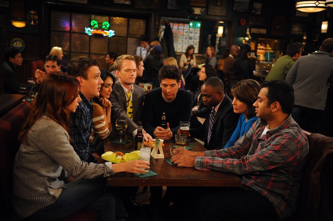 Ihr Stammtisch wird langsam zu klein:  (v.l.n.r.) Lily (Alyson Hannigan), Marshall (Jason Segel), Nora (Nazanin Boniadi), Barney (Neil Patrick Harri... - Bildquelle: 20th Century Fox International Television