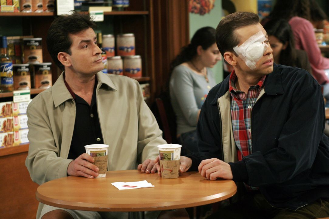 Überrascht erblicken Charlie (Charlie Sheen, l.) und Alan (Jon Cryer, r.) Sherri im Coffeshop ... - Bildquelle: Warner Bros. Television