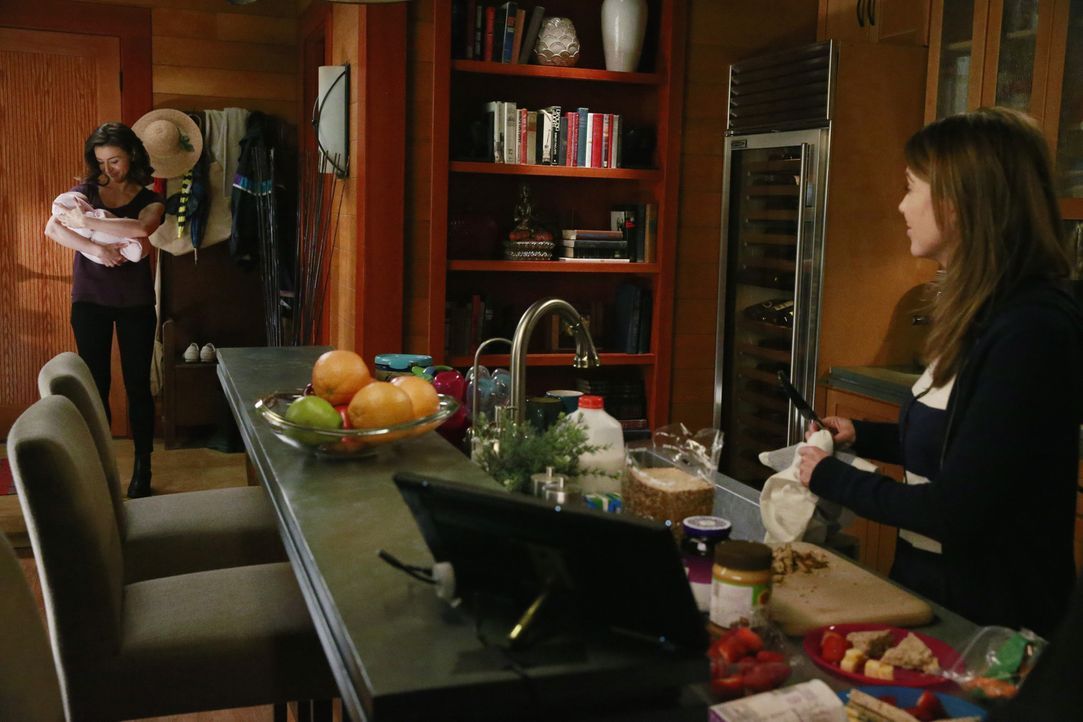 Gemeinsam versuchen sie, den Tod von Derek zu verarbeiten: Meredith (Ellen Pompeo, r.) und Amelia (Caterina Scorsone, l.) ... - Bildquelle: ABC Studios