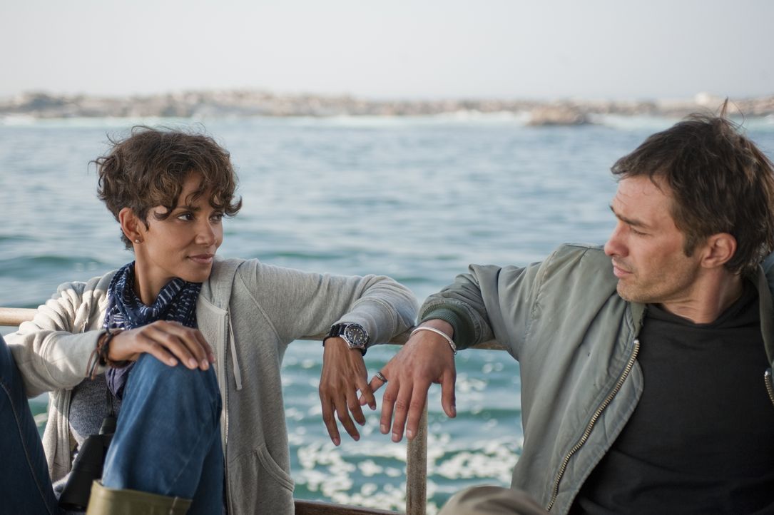 Auf einer gefährlichen Tour kommen sich Kate (Halle Berry, l.) und ihr Ex-Freund Jeff (Olivier Martinez, r.) wieder näher ... - Bildquelle: Magnet Media Group USA; MMP Dark Tide UK; Film Afrika Worldwide (Pty) Limited South Africa