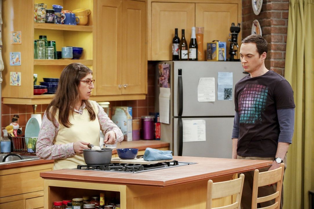 Während Amy (Mayim Bialik, l.) allen Grund hat, sich über ein Sommerstipendium zu freuen, läuft es bei Sheldon (Jim Parsons, r.) nicht ganz so gut .... - Bildquelle: 2016 Warner Brothers