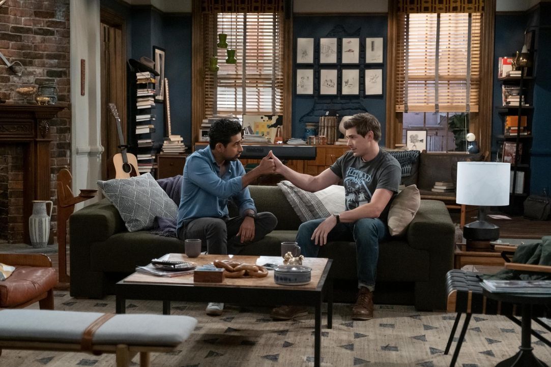 Sid (Suraj Sharma, r.); Jesse (Chris Lowell, r.) - Bildquelle: Patrick Wymore © 2022 Hulu, LLC / Patrick Wymore