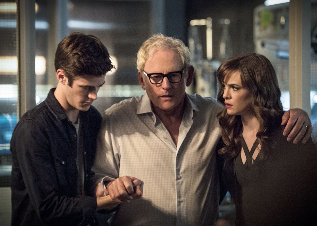 Als Barry (Grant Gustin, l.) und Caitlin (Danielle Panabaker, r.) erkennen, was der Grund für Dr. Steins (Victor Garber, M.) Schwächeanfälle ist, ma... - Bildquelle: 2015 Warner Brothers.