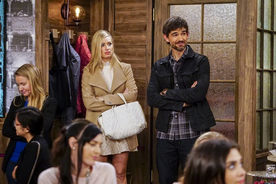 Eigentlich hatte sich Caroline (Beth Behrs, 2.v.r.) wirklich auf das Date mit Bobby (Christopher Gorham, r.) gefreut, doch dann macht sie sich die g... - Bildquelle: Warner Bros. Television