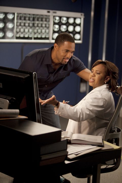 Ben (Jason Jorge, l.) plant etwas Besonderes für Bailey (Chandra Wilson, r.), doch sie ist nur mit ihrer Arbeit beschäftigt, während ein Paar mit my... - Bildquelle: Touchstone Television