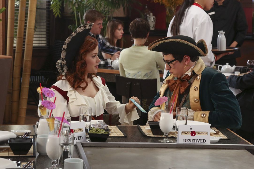 Tessa (Jane Levy, l.) wird von einer Einladung zu Evans (Sam Lerner, r.) Geburtstag unter Druck gesetzt. Dort angekommen erzählt sie ihm, was sie wi... - Bildquelle: Warner Bros. Television