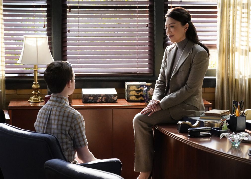 Sheldon Cooper (Iain Armitage, l.); Dr. Lee (Ming-Na Wen, r.) - Bildquelle: © 2021 Warner Bros. Entertainment Inc. All Rights Reserved.