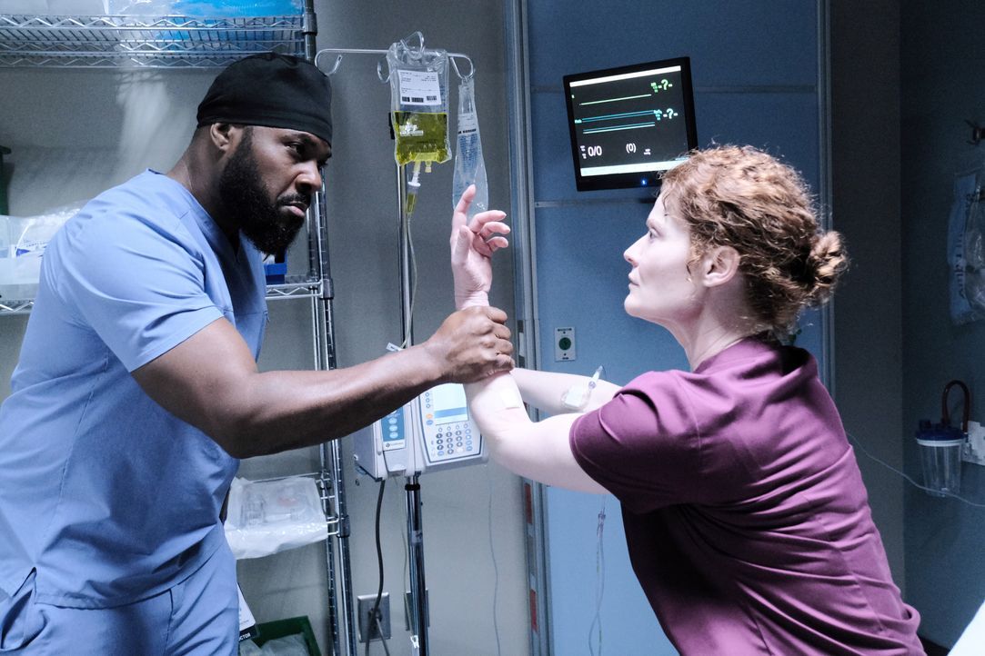 Dr. AJ Austin (Malcolm-Jamal Warner, l.); Dr. Judith Brown (Rebecca Wisocky, r.) - Bildquelle: Guy D'Alema 2019-2020 Twentieth Century Fox Film Corporation.  All rights reserved. / Guy D'Alema