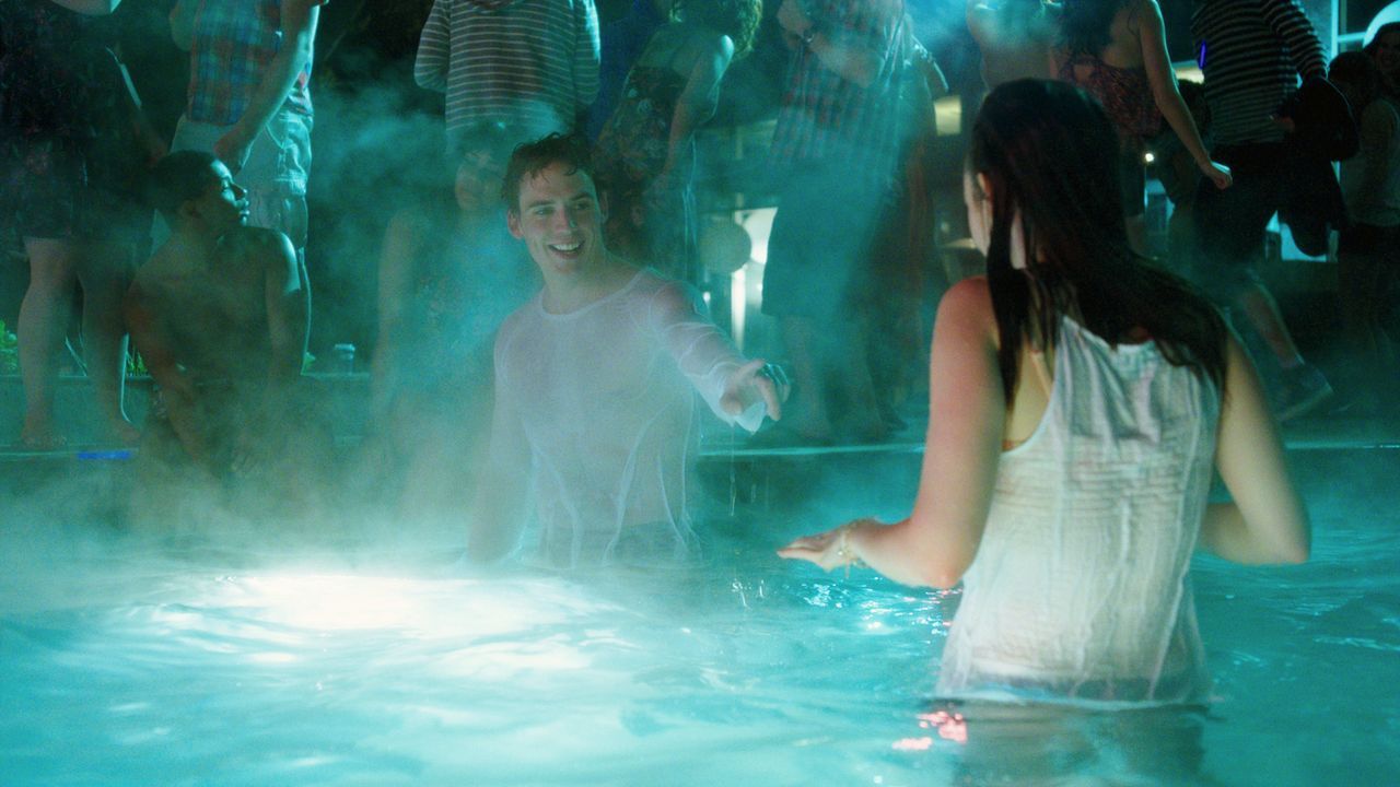 Bei Alex (Sam Clafin, l.) kann die junge Mutter sich endlich mal erholen. Rosie (Lily Collins, r.) genießt die Auszeit von ihrer Tochter ... - Bildquelle: Constantin Film Verleih GmbH
